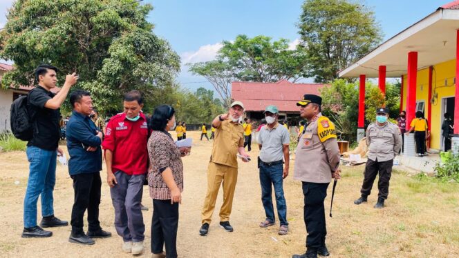 
					Kepala Dinas Pendidikan Provinsi Sulawesi Tengah, Drs. H. Firmanza DP, SH., M.Si., Bergerak Cepat Menangani Dampak Kebakaran Yang Melanda Sma Negeri 1 Pamona Selatan Di Pendolo, Kabupaten Poso. (Foto: Istimewa)