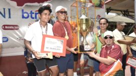 Rektor Untad Prof. Dr. Ir. Amar, S.T., M.T., IPU., ASEAN Eng., Menyerahkan Piala Juara Umum Kepada Tim Tenis Untad. (Foto: Istimewa)