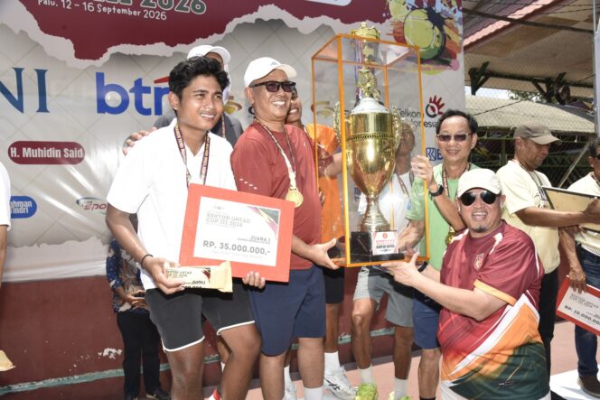 
					Rektor Untad Prof. Dr. Ir. Amar, S.T., M.T., IPU., ASEAN Eng., Menyerahkan Piala Juara Umum Kepada Tim Tenis Untad. (Foto: Istimewa)