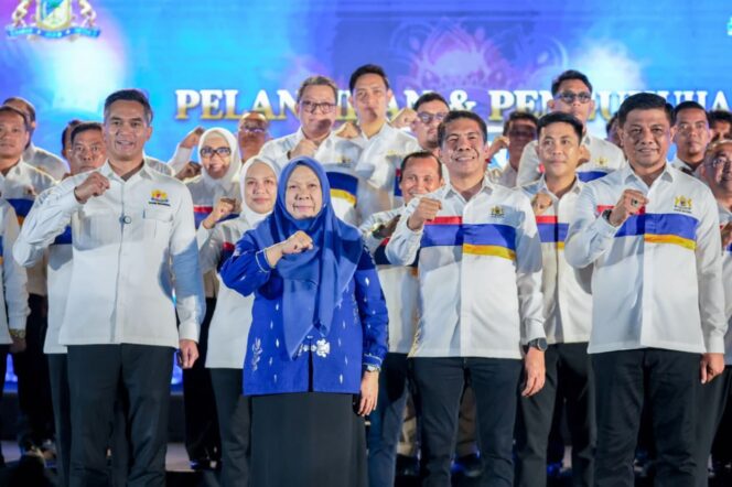 
					Kepengurusan Kamar Dagang dan Industri Provinsi Sulawesi Tengah periode 2026–2031 resmi dikukuhkan. Pelantikan yang berlangsung di Lapangan Pogombo, Kompleks Kantor Gubernur Sulten. (Foto: Istimewa)