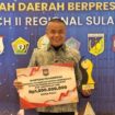 Wali Kota Palu Hadianto Rasyid Menerima Piala Penghargaan Kategori Pengelolaan Sampah dan Lingkungan Asri. (Foto: Istimewa)