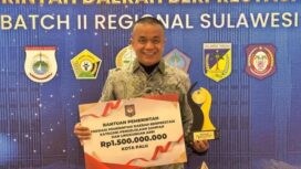 Wali Kota Palu Hadianto Rasyid Menerima Piala Penghargaan Kategori Pengelolaan Sampah dan Lingkungan Asri. (Foto: Istimewa)