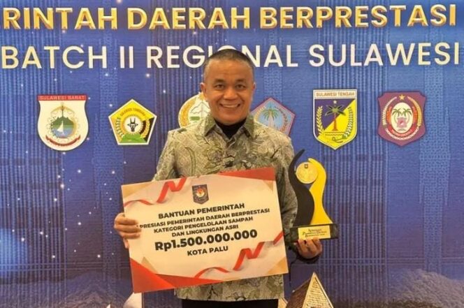 
					Wali Kota Palu Hadianto Rasyid Menerima Piala Penghargaan Kategori Pengelolaan Sampah dan Lingkungan Asri. (Foto: Istimewa)