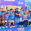 Ketua ASKAB PSSI Morowali Utara, Arief Ibrahim Menyerahkan Hadiah Kepada Pemenang. (Foto: Istimewa)