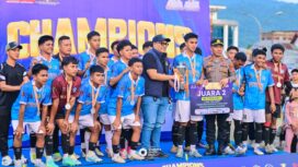 Ketua ASKAB PSSI Morowali Utara, Arief Ibrahim Menyerahkan Hadiah Kepada Pemenang. (Foto: Istimewa)