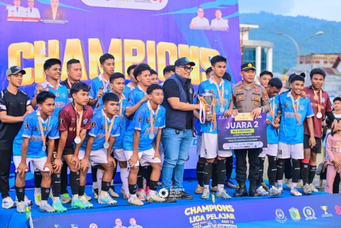 
					Ketua ASKAB PSSI Morowali Utara, Arief Ibrahim Menyerahkan Hadiah Kepada Pemenang. (Foto: Istimewa)