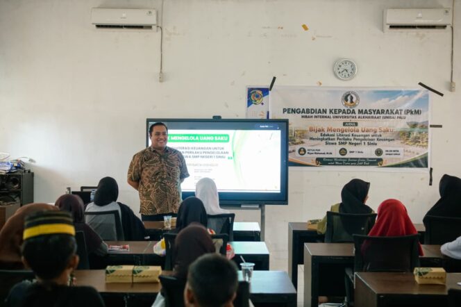 
					Dosen Universitas Alkhairaat (Unisa) Palu Riyan Muhamad, M.Ak., Melakukan Pengabdian Kepada Masyarakat Di SMP Negeri 1 Siniu. (Foto: Istimewa)