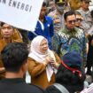 Wakil Gubernur Sulawesi Tengah dr. Reny A. Lamadjido, Sp.PK., M.Kes., Menerima Aspirasi FPE KSBSI Yang Menggelar Aksi Penyampaian Pendapat Di Halaman Kantor Gubernur Sulteng. (Foto; Istimewa)