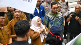 Wakil Gubernur Sulawesi Tengah dr. Reny A. Lamadjido, Sp.PK., M.Kes., Menerima Aspirasi FPE KSBSI Yang Menggelar Aksi Penyampaian Pendapat Di Halaman Kantor Gubernur Sulteng. (Foto; Istimewa)