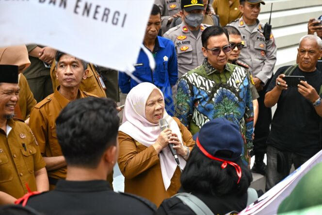 
					Wakil Gubernur Sulawesi Tengah dr. Reny A. Lamadjido, Sp.PK., M.Kes., Menerima Aspirasi FPE KSBSI Yang Menggelar Aksi Penyampaian Pendapat Di Halaman Kantor Gubernur Sulteng. (Foto; Istimewa)
