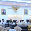 Wakil Gubernur Sulteng dr. Reny A. Lamadjido, Sp.PK., M.Kes., Memimpin Rapat Forum Komunikasi dan Kemitraan Pemangku Kepentingan Jaminan Kesehatan Nasional (JKN) Provinsi Sulteng di Ruang Rapat Polibu Kantor Gubernur. (Foto: Istimewa)