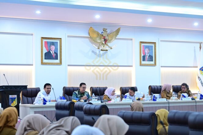 
					Wakil Gubernur Sulteng dr. Reny A. Lamadjido, Sp.PK., M.Kes., Memimpin Rapat Forum Komunikasi dan Kemitraan Pemangku Kepentingan Jaminan Kesehatan Nasional (JKN) Provinsi Sulteng di Ruang Rapat Polibu Kantor Gubernur. (Foto: Istimewa)