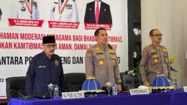 Direktur Pembinaan Masyarakat (Dirbinmas) Polda Sulteng Kombes Pol Dr. Sirajuddin Ramly., Bersama Ketua FKUB Sulteng Prof. Zainal Abidin Memperkuat Pemahaman Moderasi Beragama Bagi Bhabinkamtibmas jajaran Polres Parigi Moutong. (Foto: Istimewa)