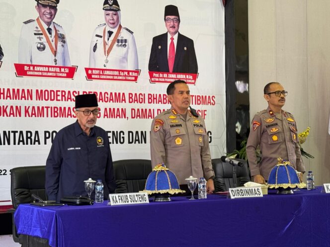 
					Direktur Pembinaan Masyarakat (Dirbinmas) Polda Sulteng Kombes Pol Dr. Sirajuddin Ramly., Bersama Ketua FKUB Sulteng Prof. Zainal Abidin Memperkuat Pemahaman Moderasi Beragama Bagi Bhabinkamtibmas jajaran Polres Parigi Moutong. (Foto: Istimewa)
