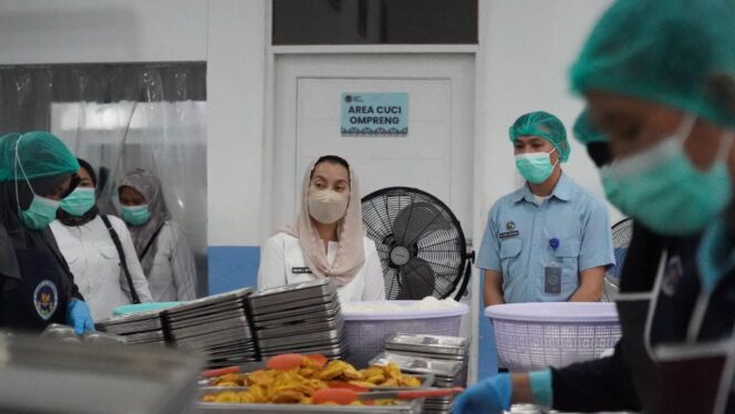 
					Wakil Wali  Kota Palu Imelda Liliana Muhidin Melakukan Inspeksi Mendadak (sidak) Pelaksanaan Program Makan Bergizi Gratis (MBG) Di Sejumlah Satuan Pelayanan Pemenuhan Gizi (SPPG) dan Sekolah Penerima Manfaat. (Foto: Istimewa)