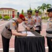 Kapolda Sulawesi Tengah (Sulteng) Irjen Pol Nasri memimpin upacara serah terima jabatan (sertijab) Direktur Reserse Kriminal Khusus (Dirreskrimsus) Polda Sulteng dan Kapolres Sigi di Lapangan Apel Mapolda Sulteng. (Foto: Istimewa)