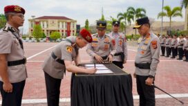 Kapolda Sulawesi Tengah (Sulteng) Irjen Pol Nasri memimpin upacara serah terima jabatan (sertijab) Direktur Reserse Kriminal Khusus (Dirreskrimsus) Polda Sulteng dan Kapolres Sigi di Lapangan Apel Mapolda Sulteng. (Foto: Istimewa)