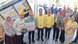 Pemerintah Kota (Pemkot) Palu Mendapat Tambahan Armada Sebanyak 48 Kendaraan Operasional Pengangkut Sampah Diserahkan PT Citra Palu Minerals (CPM) General Manager External Affairs PT CPM Amran Amier kepada Wali Kota Palu Hadianto Rasyid, (Foto: Istimewa)