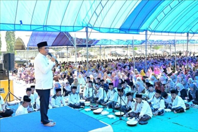 
					Gubernur Sulawesi Tengah Dr. Anwar Hafid, M.Si., Mengikuti Maulid Akbar Nabi Muhammad SAW 1448 Hijriah Di Lapangan Sepak Bola Desa Marga Kencana, Kecamatan Toili Jaya, Kabupaten Banggai. (Foto: Istimewa)