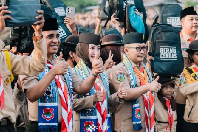
					Gubernur Sulawesi Tengah Dr. Anwar Hafid, M.Si., Bersama Bupati Banggai AmirudinMembuka Kegiatan Mengikuti Kemah Prestasi IV tingkat Kwartir Cabang Banggai di Bumi Perkemahan Desa Arga Kencana, Kecamatan Moilong. (Foto: Istimewa)