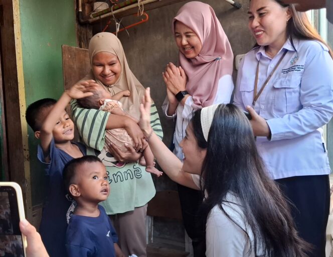 
					Wakil Menteri Kependudukan dan Pembangunan Keluarga/BKKBN Ratu Isyana Bagoes Oka mengunjungi dua keluarga berisiko stunting (KRS) di Kabupaten Donggala. (Foto: Istimewa)
