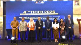 Rektor Untad Prof. Dr. Ir. Amar, S.T., M.T., IPU., ASEAN Eng., Bersama Pemateri The 4th Tadulako International Conference on Economics and Business. (Foto: Istimewa)