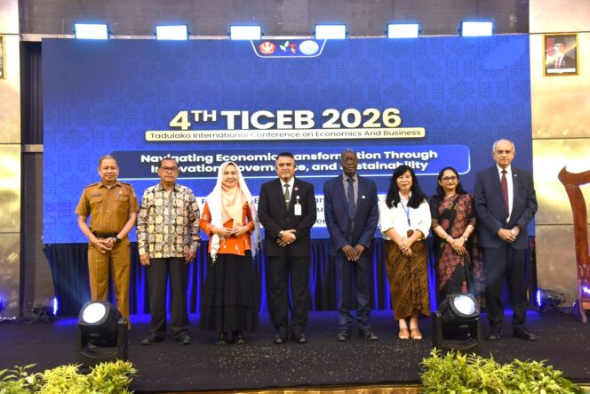 
					Rektor Untad Prof. Dr. Ir. Amar, S.T., M.T., IPU., ASEAN Eng., Bersama Pemateri The 4th Tadulako International Conference on Economics and Business. (Foto: Istimewa)