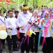 Gubernur Sulawesi Tengah Dr. Anwar Hafid, M.Si., Meresmikan Jembatan Berani di Desa Masungkang, Kecamatan Batui Selatan, Kabupaten Banggai. (Foto: Istimewa)