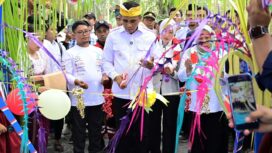 Gubernur Sulawesi Tengah Dr. Anwar Hafid, M.Si., Meresmikan Jembatan Berani di Desa Masungkang, Kecamatan Batui Selatan, Kabupaten Banggai. (Foto: Istimewa)