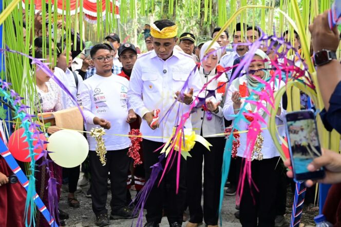 
					Gubernur Sulawesi Tengah Dr. Anwar Hafid, M.Si., Meresmikan Jembatan Berani di Desa Masungkang, Kecamatan Batui Selatan, Kabupaten Banggai. (Foto: Istimewa)