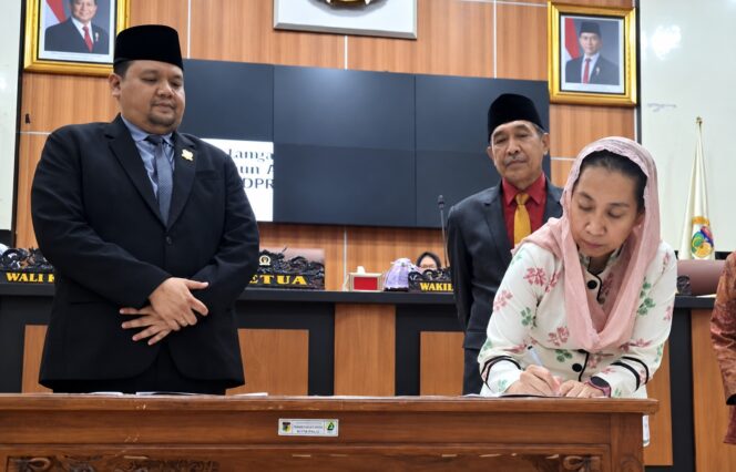 
					Penandatanganan berita acara persetujuan bersama Ranperda. (Foto: Istimewa)