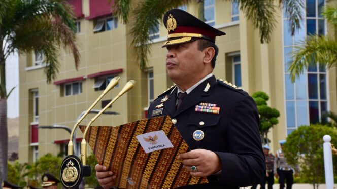 
					Karoops Polda Sulteng Kombes Pol Giuseppe Reinhard Gultom Yang Bertindak Sebagai Inspektur Upacara peringatan Hari Kesaktian Pancasila 2026 berlangsung di Lapangan Apel Markas Polda Sulawesi Tengah.(Foto: Istimewa)