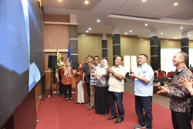 
					Rektor Universitas Tadulako, Prof. Dr. Ir. Amar, S.T., M.T., IPU., ASEAN Eng., Meluncurkan Aplikasi SI Setia. (Foto: Istimewa)