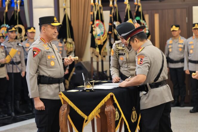 
					Kapolri Jenderal Suyudi Ario Seto Memimpin Serah Terima Jabatan Sejumlah Perwira Tinggi (Pati) dan Perwira Menengah di Rupattama Mabes Polri. (Foto: Istimewa)