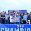 Gubernur Sulawesi Tengah Dr. Anwar Hafid, M.Si., Memberikan Hadiah Kepada Juara Berani Cup Sigi 2026 Armada RJA AKM. (Foto: Istimewa)