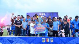 Gubernur Sulawesi Tengah Dr. Anwar Hafid, M.Si., Memberikan Hadiah Kepada Juara Berani Cup Sigi 2026 Armada RJA AKM. (Foto: Istimewa)