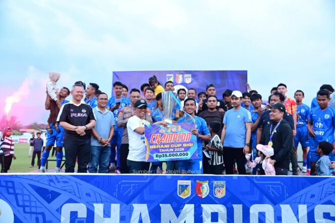 
					Gubernur Sulawesi Tengah Dr. Anwar Hafid, M.Si., Memberikan Hadiah Kepada Juara Berani Cup Sigi 2026 Armada RJA AKM. (Foto: Istimewa)