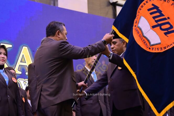 
					Gubernur Sulawesi Tengah Dr. H. Anwar Hafid, M.Si Melantik Dewan Pengurus Wilayah (DPW) MIPI Sulawesi Tengah periode 2026–2031 di Hotel BW Coco. (Foto: Istimewa)