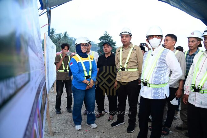
					Gubernur Sulawesi Tengah Dr. H. Anwar Hafid, M.Si., Meninjau Pembangunan Jembatan Wombo Kalonggo di Desa Wombo Kalonggo, Kecamatan Tanantovea, Kabupaten Donggala. (Foto: Istimewa)