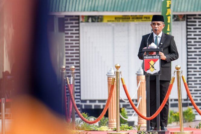 
					Gubernur Sulawesi Tengah Dr. Anwar Hafid, M.Si., Menghadiri Upacara Peringatan HUT ke-81 TNI di Mayonif 711/Raksatama, Kelurahan Tatura Selatan, Kota Palu. (Foto: Istimewa)