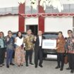 Rektor Untad Prof. Dr. Ir. Ar. Amar, S.T., M.T., IPU., Asean Eng., Menerima Penyerahan Tiga Kendraan Dinas Dari Division Head Institutional Banking 2 BNI Donny Chairuman Di Rektorat Untad. (Foto: Istimewa)