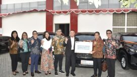 Rektor Untad Prof. Dr. Ir. Ar. Amar, S.T., M.T., IPU., Asean Eng., Menerima Penyerahan Tiga Kendraan Dinas Dari Division Head Institutional Banking 2 BNI Donny Chairuman Di Rektorat Untad. (Foto: Istimewa)