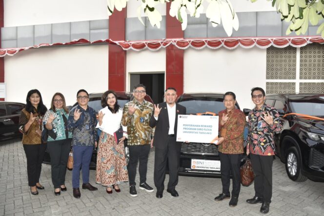 
					Rektor Untad Prof. Dr. Ir. Ar. Amar, S.T., M.T., IPU., Asean Eng., Menerima Penyerahan Tiga Kendraan Dinas Dari Division Head Institutional Banking 2 BNI Donny Chairuman Di Rektorat Untad. (Foto: Istimewa)