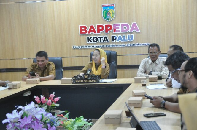 
					Wakil Wali Kota Palu Imelda Liliana Muhidin, S.E., M.A.P., Memimpin Rapat Koordinasi Tim Pengendalian Inflasi Daerah (TPID) Kota Palu di Ruang Rapat Bappeda Kota Palu. (Foto: Istimewa)