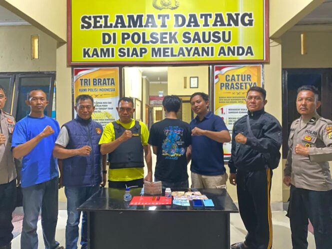 
					Kepolisian Sektor (Polsek) Sausu Mengamankan Seorang Pria Berinisial NR (29) Yang Diduga Membawa Narkotika Jenis Sabu Di Dusun I, Desa Taliabo, Kecamatan Sausu, Kabupaten Parigi Moutong. (Foto: Istimewa)