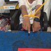 Pelaku Bersama Barang Bukti Lima Paket Plastik Bening Berisi Kristal Yang Diduga Sabu Dengan Berat Sekitar 2,04 Gram. (Foto: Istimewa)