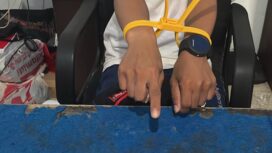 Pelaku Bersama Barang Bukti Lima Paket Plastik Bening Berisi Kristal Yang Diduga Sabu Dengan Berat Sekitar 2,04 Gram. (Foto: Istimewa)