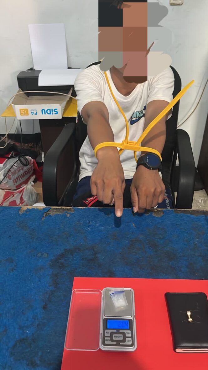 
					Pelaku Bersama Barang Bukti Lima Paket Plastik Bening Berisi Kristal Yang Diduga Sabu Dengan Berat Sekitar 2,04 Gram. (Foto: Istimewa)