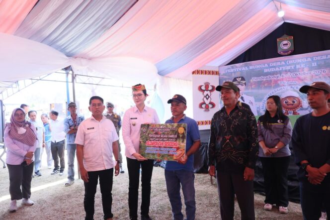 
					Bupati Poso dr. Verna G.M. Inkiriwang, M.PSDM., resmi membuka Festival Bunga Desa 2026 ke-II yang dipusatkan di Kelurahan Tendeadongi, Kecamatan Pamona Utara. (Foto: Istimewa)