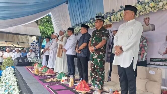 
					Gubernur Sulawesi Tengah Dr. Anwar Hafid, M.Si., Menghadiri Peringatan Maulid Nabi Muhammad Saw Yang Dirangkaikan Dengan Zikir Akbar Di Sekretariat Majelis Zikir Ittihadul Ummat, Desa Donggulu, Kecamatan Kasimbar, Kabupaten Parigi Moutong. (Foto: Istimewa)